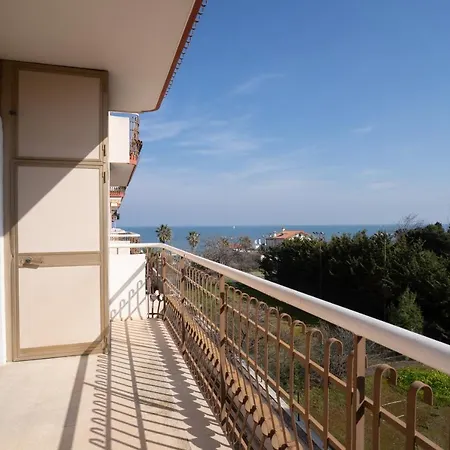 Dimora Montereale Near The Sea アパート